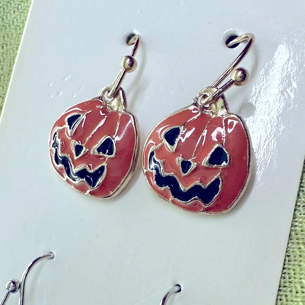VAULTED 🗝️ Pumpkin + Black Cat Earrings - Picture 3 of 4